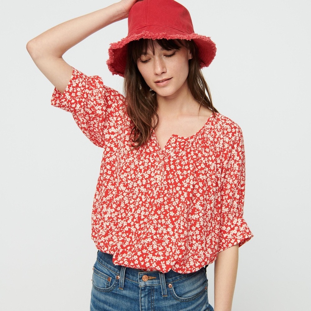 🎉HP🎉 J.Crew Scoopneck top in tossed bouquet print